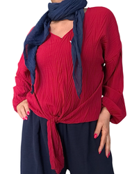 Blouse uni rouge, noué au bas col en V avec foulard uni marine