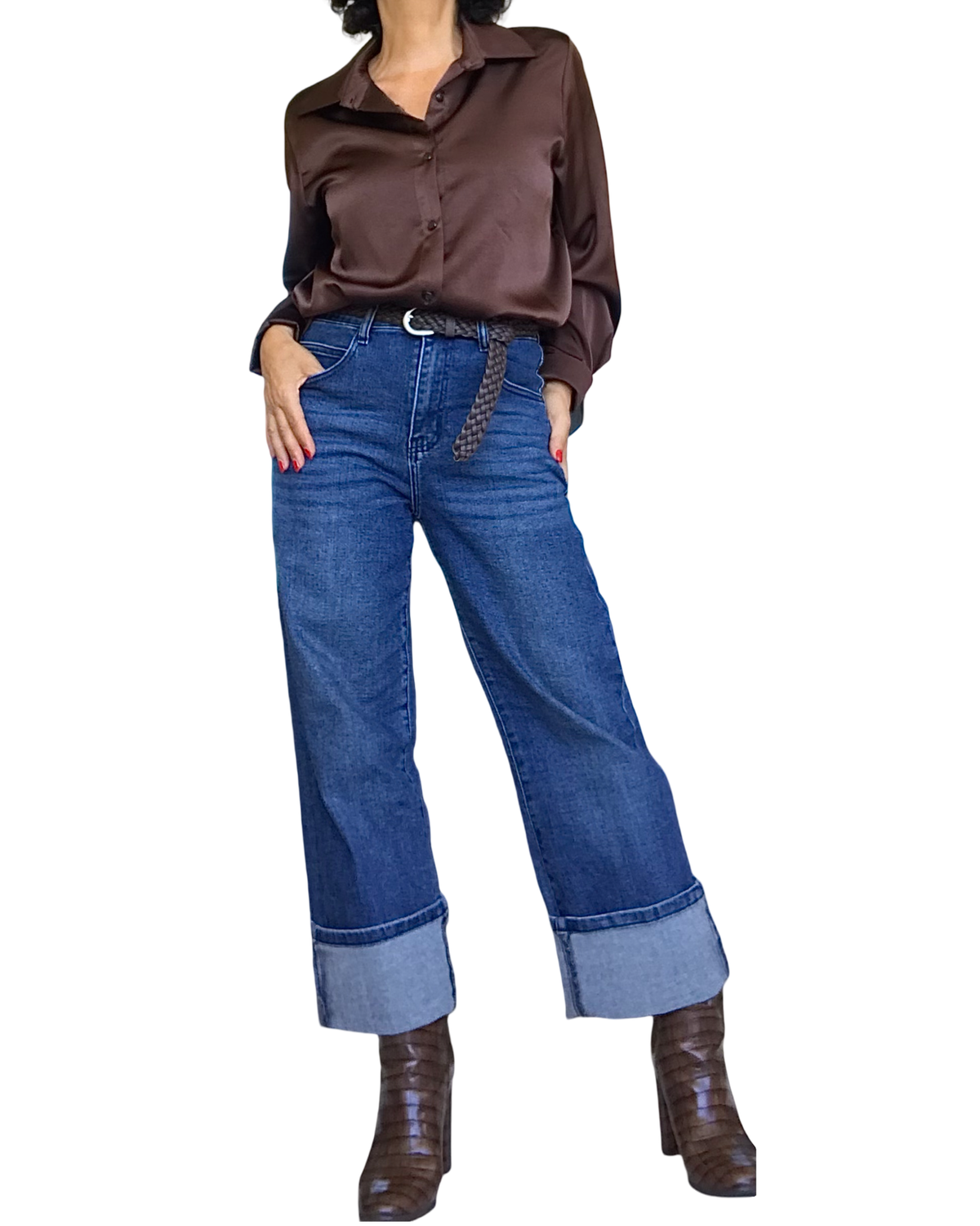 Chemise brune en satin à manche longue avec boutons noirs