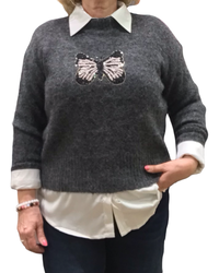 Chandail col montant gris charcoal chiné  en tricot avec un appliqué de papillon