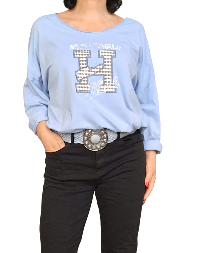 T-shirt bleu ciel col V manche longue avec un H texturé moka et blanc devant