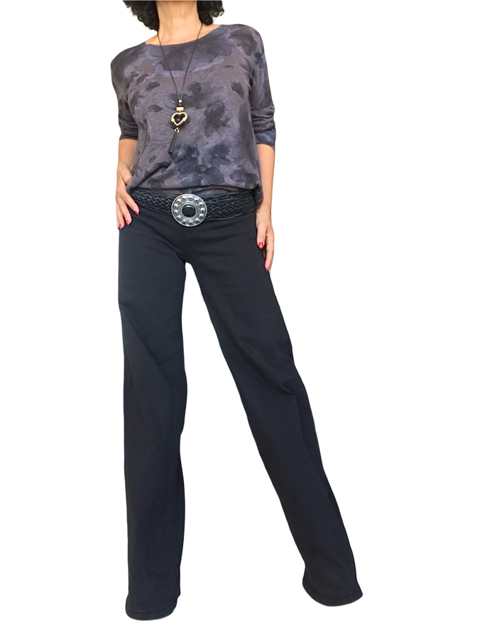 T-shirt brun à fleurs avec pantalon noir large et ceinture à boucle argentée – silhouette complète