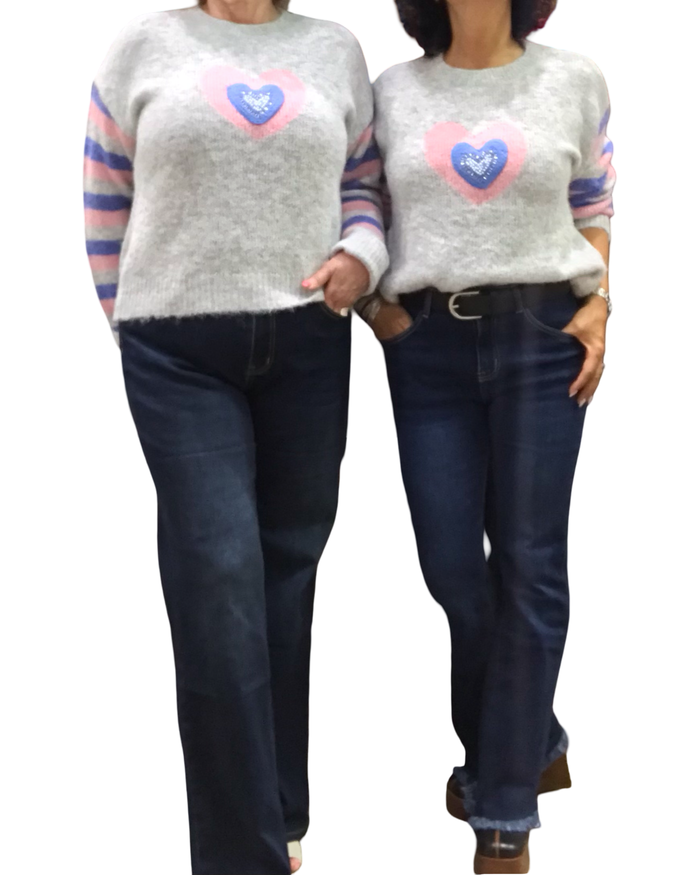 Chandail col rond gris pâle en tricot avec un appliqué de cœur et manche rayée