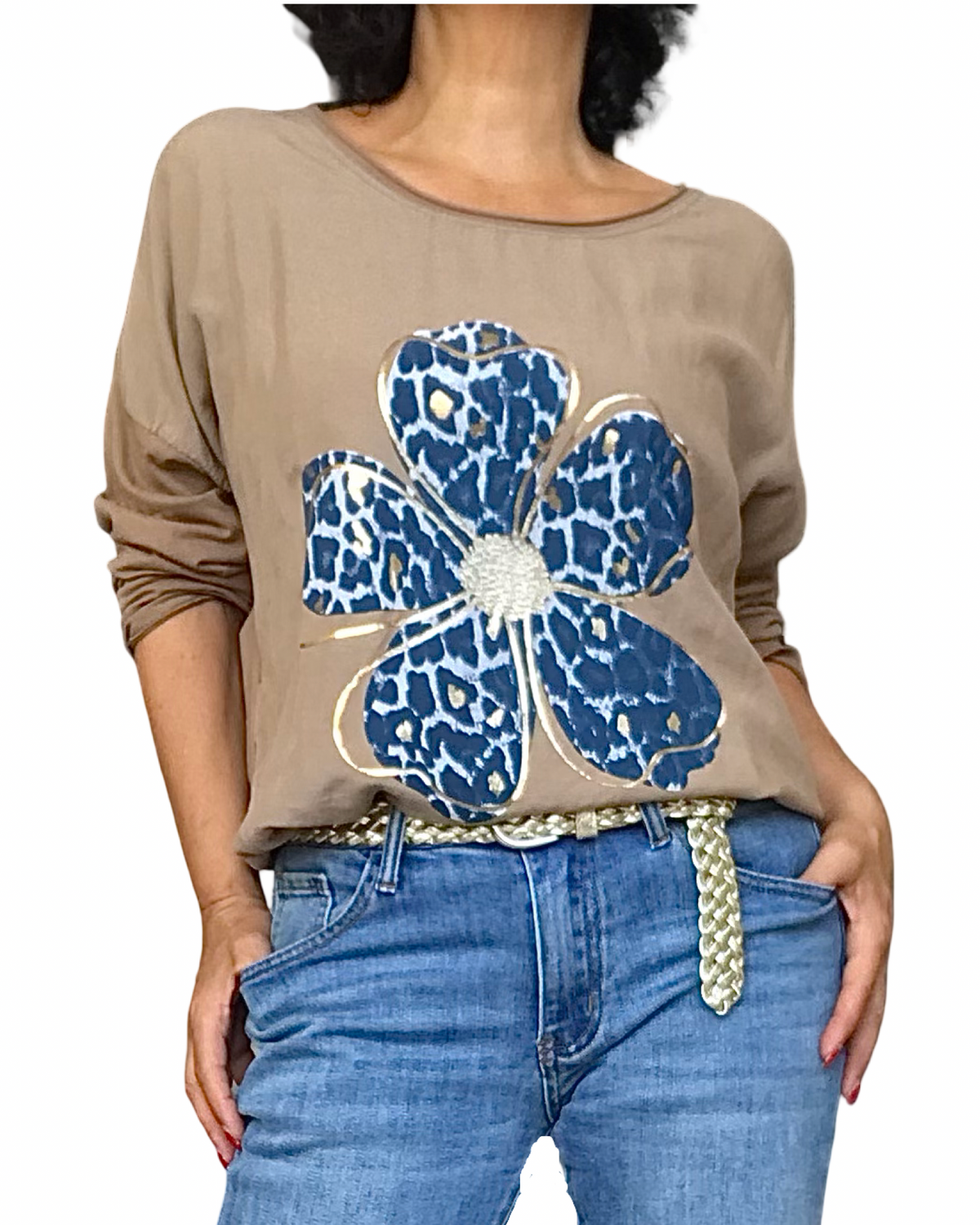 Chandail camel col rond à grande marguerite marine et dorée porté avec ceinture tressée et jeans bleu