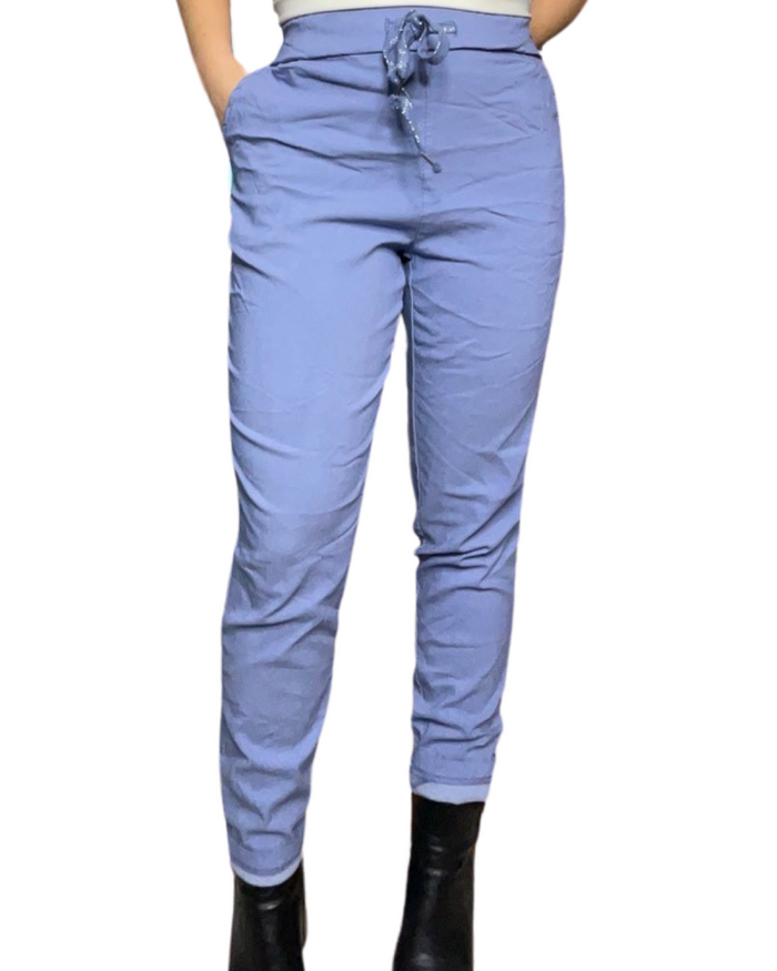 Pantalon bleu lilas femme à taille élastique avec cordon. Ce kit comporte une camisole blanche à l'intérieur du pantalon et des bottes noires.