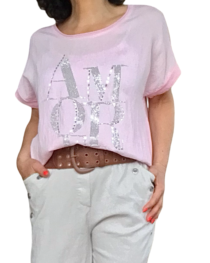 T-shirt rose écrit « AMORE » en petites pierres argentées