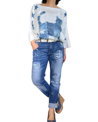 Chandail crème en tricot léger manche courte avec un chat habillé en jeans entouré d’étoiles bleues