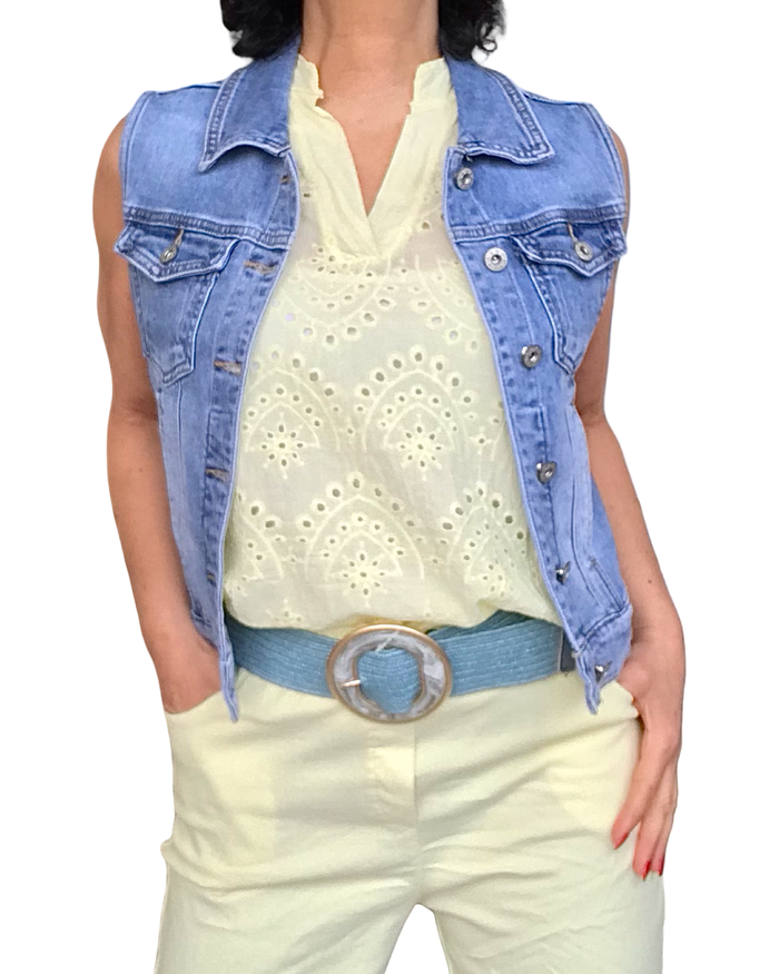 Blouse jaune pâle sans manche broderie anglaise devant(livraison 17 mars)