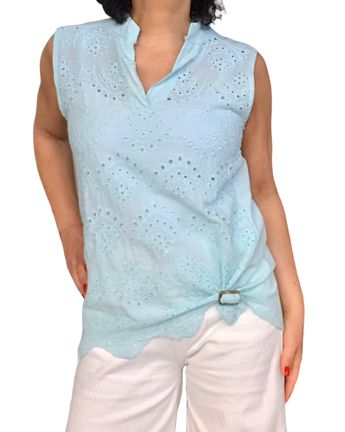 Blouse aqua sans manche broderie anglaise devant