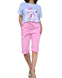T-shirt blanc avec Snoopy en rose bébé sur des basket et 2 cœurs
