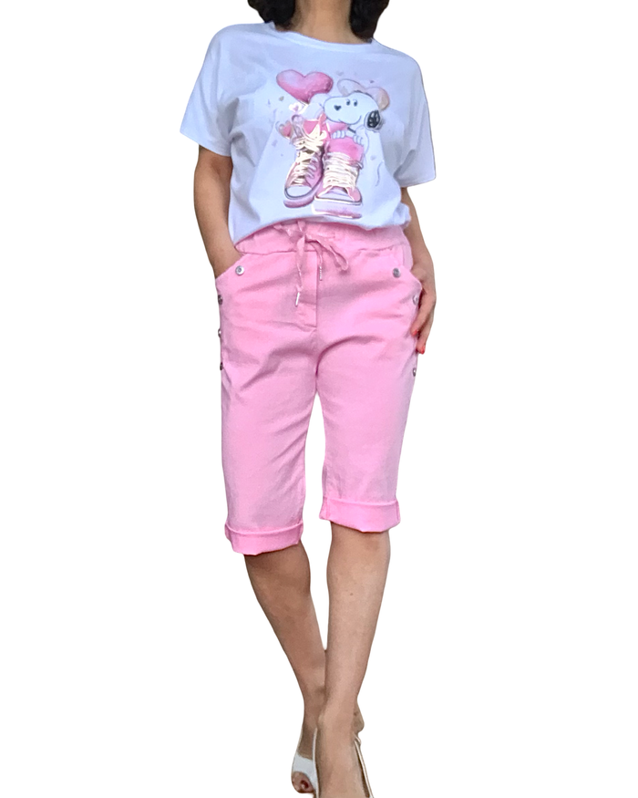 T-shirt blanc avec Snoopy en rose bébé sur des basket et 2 cœurs