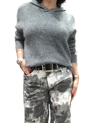 Chandail uni en tricot gris avec un capuchon