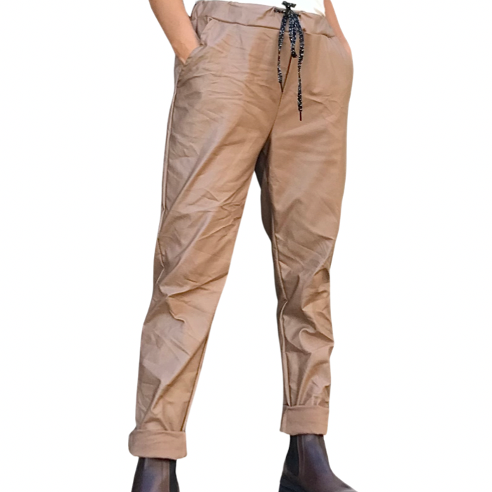 Pantalon brun en cuir vegan avec cordon à la taille