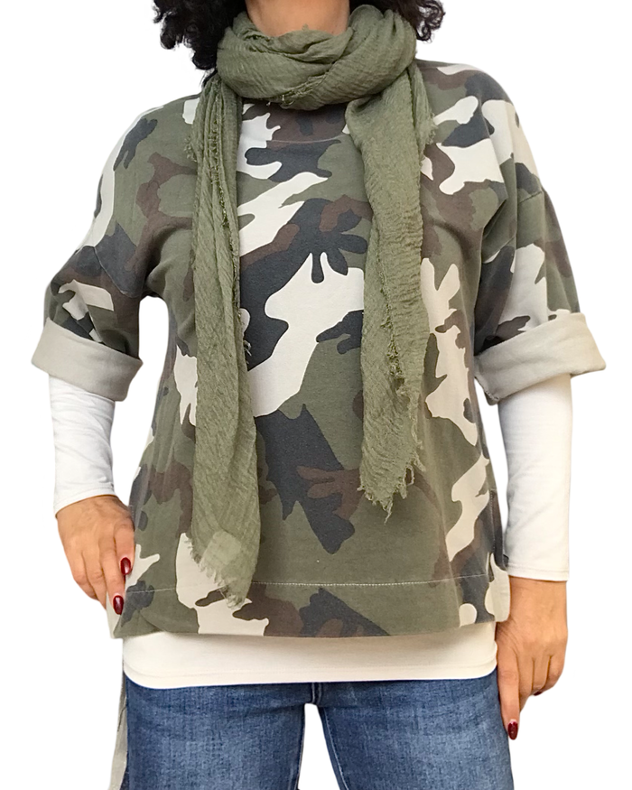 Chandail col rond, manche 3/4 camouflage, beige, kaki, noir et brun avec foulard kaki