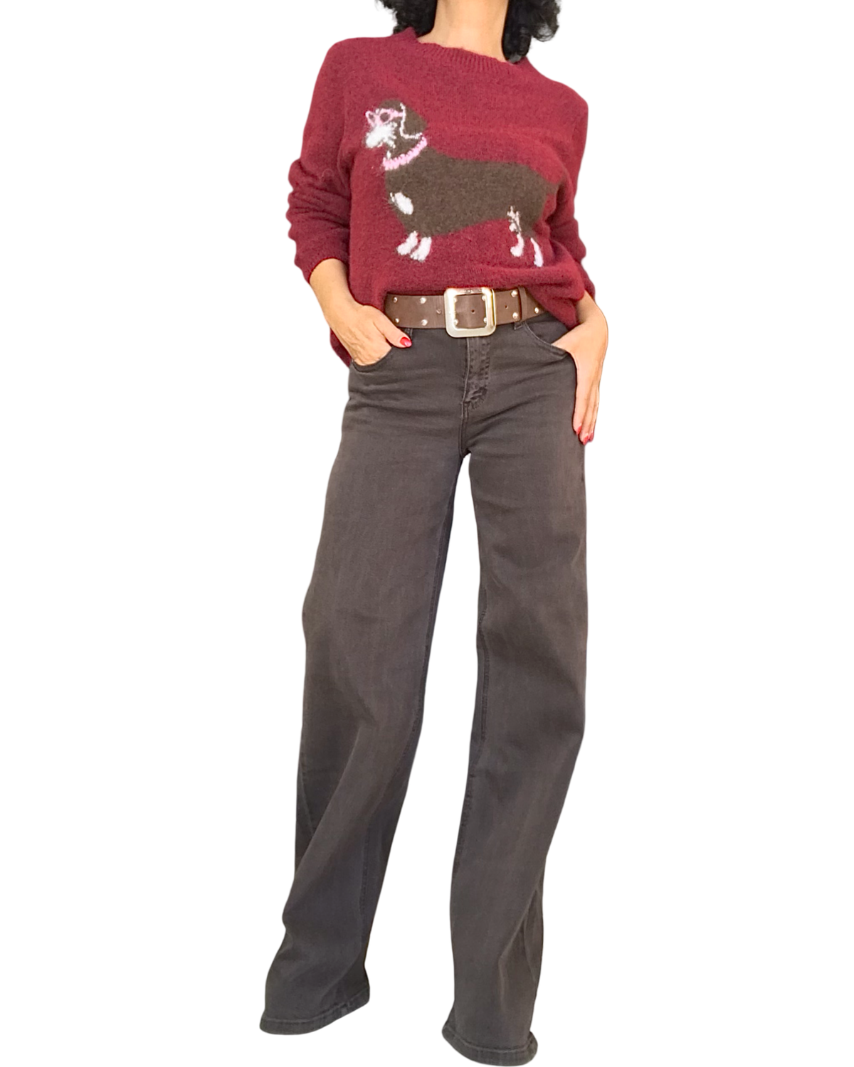 Pantalon droit brun chocolat porté avec un chandail bourgogne à chien saucisse – silhouette complète