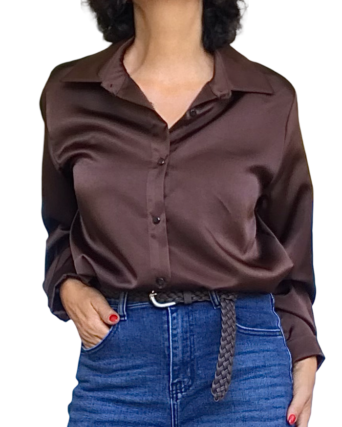 Chemise brune en satin à manche longue avec boutons noirs