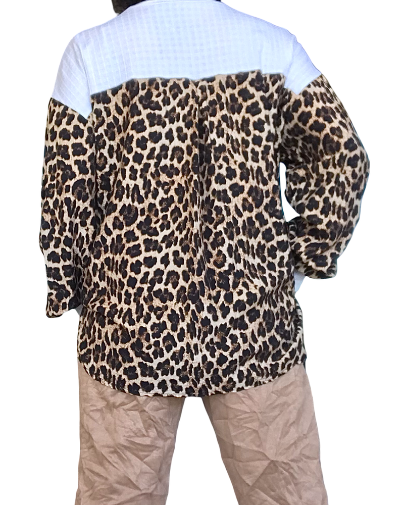 Chandail à manche blanc cassé avec les manches imprimées léopard