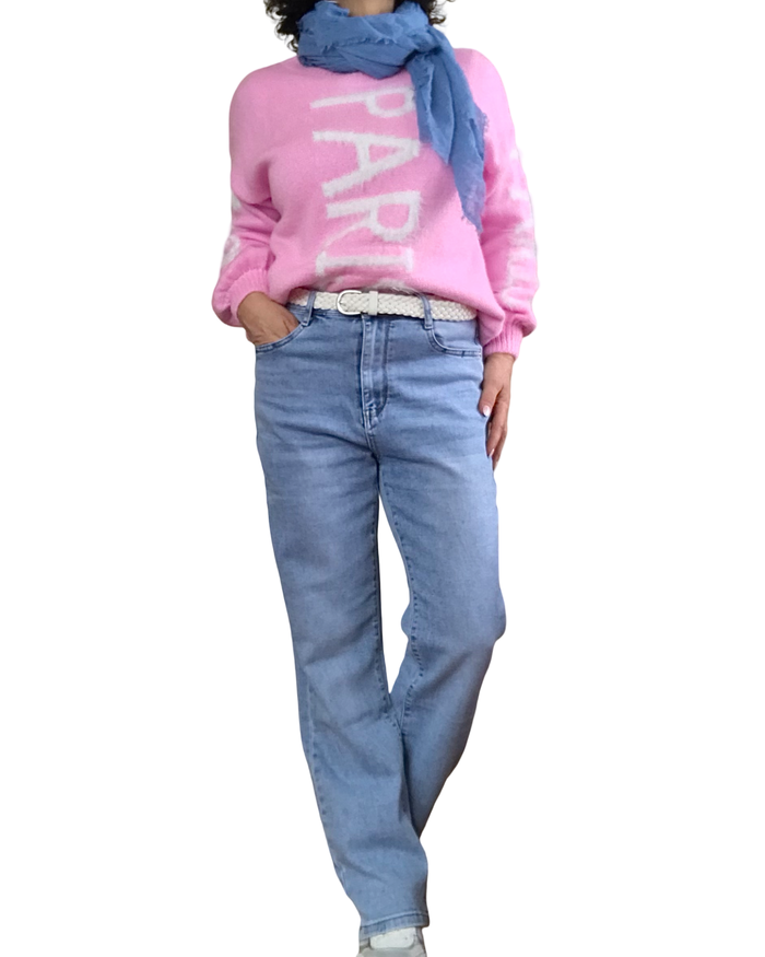 Chandail col rond en tricot rose pâle avec « Paris » écrit en blanc sur le devant et sur les manches