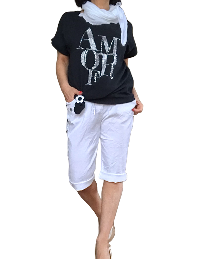T-shirt noir écrit « AMORE » en petites pierres argentées