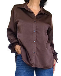 Chemise brune en satin à manche longue avec boutons noirs