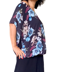 Blouse en voile noire fleurie bande au bas, manche courte