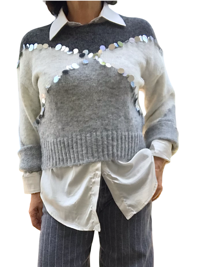 Chandail col rond gris en tricot 3 couleurs avec paillettes argentées croisées devant