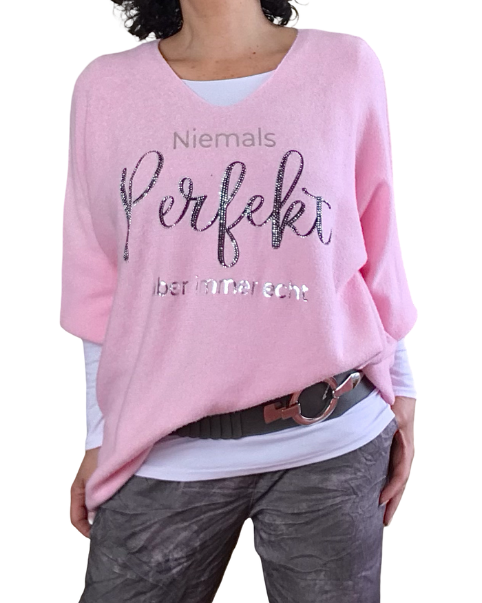 Chandail uni rose pale, col en V manche longue avec « Perfect » écrit en noir garni de petits cristaux