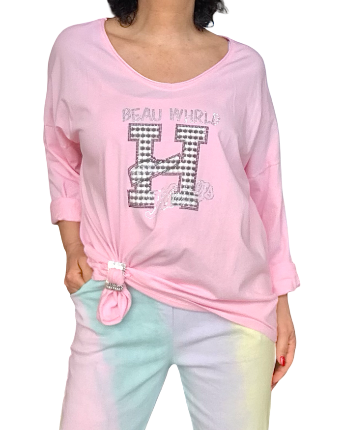 T-shirt rose pâle col V manche longue avec un H texturé moka et blanc devant