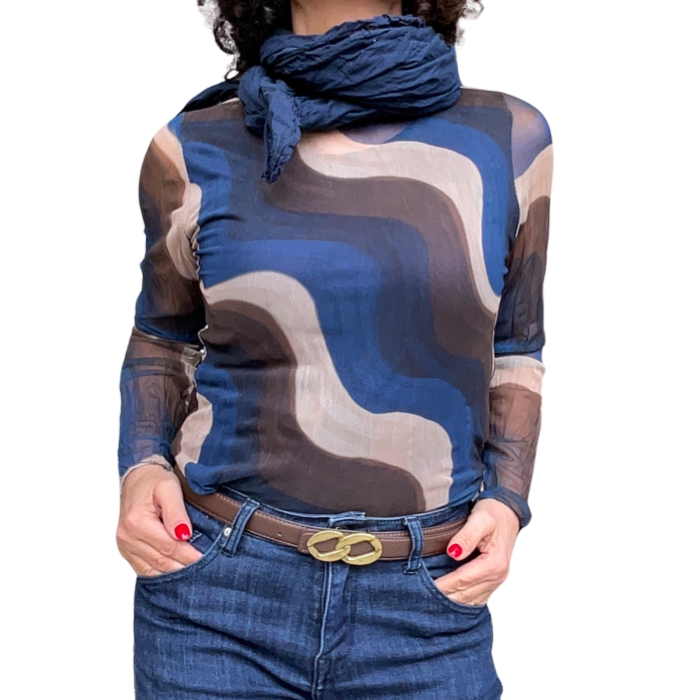 ilet imprimé abstrait en voile bleu et brun manche longue col rond avec  ceinture brune et foulard bleu marin
