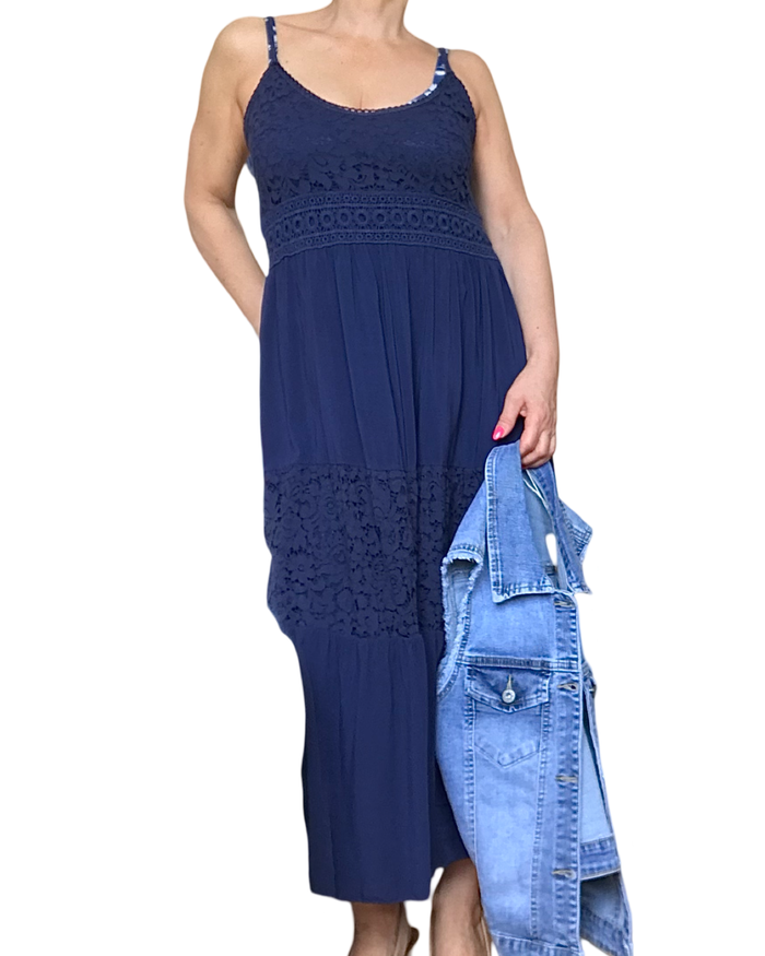 Robe longue marine avec dentelle au niveau du buste, et au milieu de la robe, nid d’abeille au dos, bretelles, spaghettis et veste en jeans 