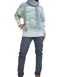 Chandail en tricot zig zag col rond beige, gris, et vert céleri avec foulard et pantalon gris