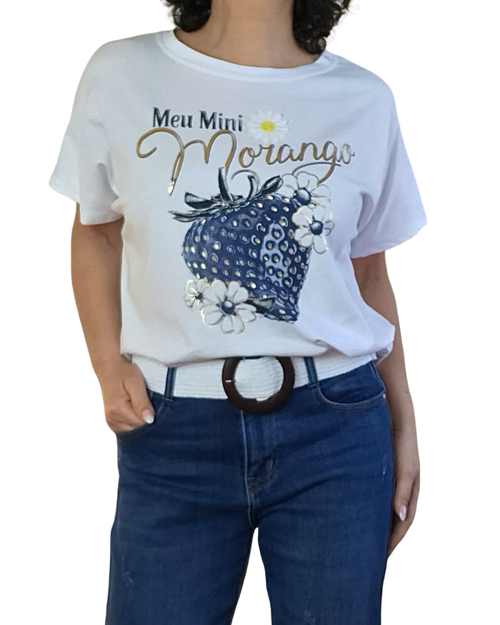 T-shirt blanc avec une grosse fraise marine garnie de fleurs