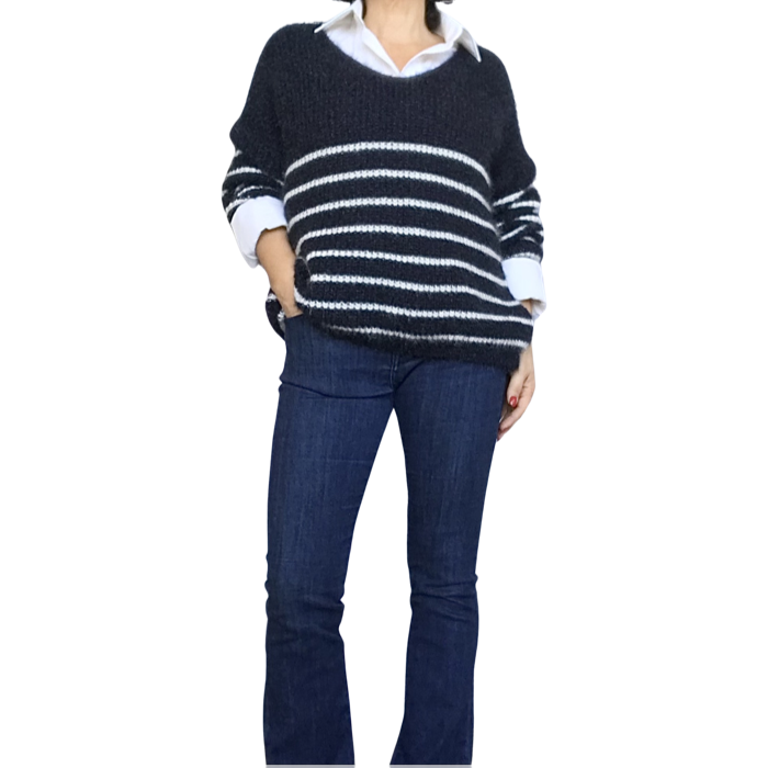 Chandail à rayures blanches en tricot bleu marin, col en V à manches longues avec chemise blanche et jeans