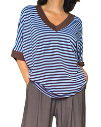 T-shirt rayé bleu ciel et brun manche courte col en V
