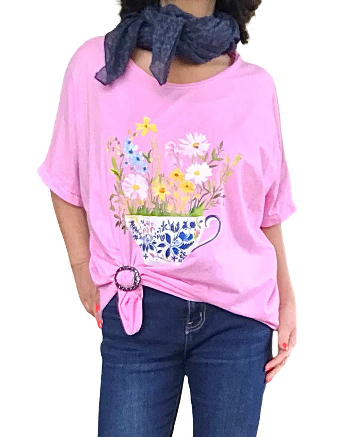 T-shirt uni rose col rond, manche courte, avec un bouquet de fleur dans une tasse