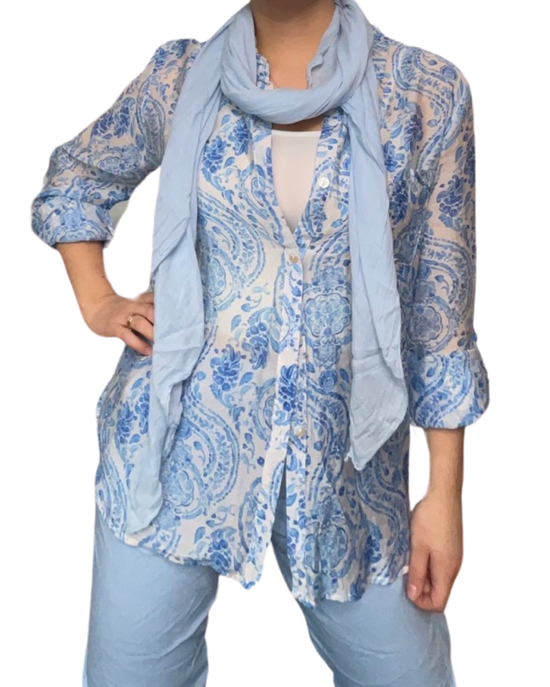 Chemise blanche pour femme imprimé de motifs floraux avec camisole, foulard et pantalons bleu ciel.