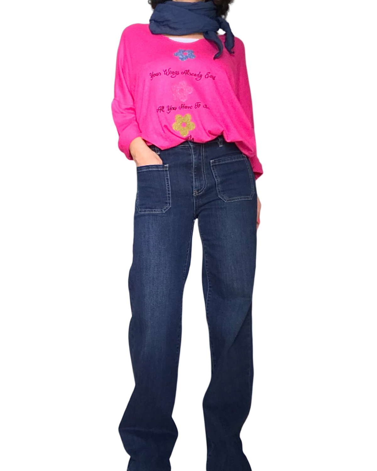 Jeans foncé palazzo, poches appliquées devant avec chandail fushia et foulard marine