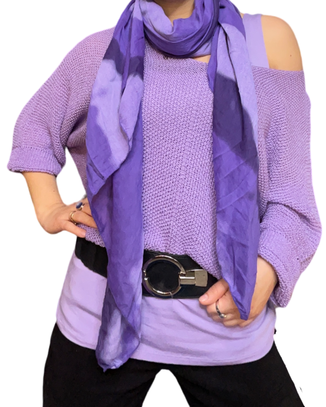 Chandail lilas pour femme à manche longue avec foulard mauve, blouse lilas à l'intérieur, et ceinture.