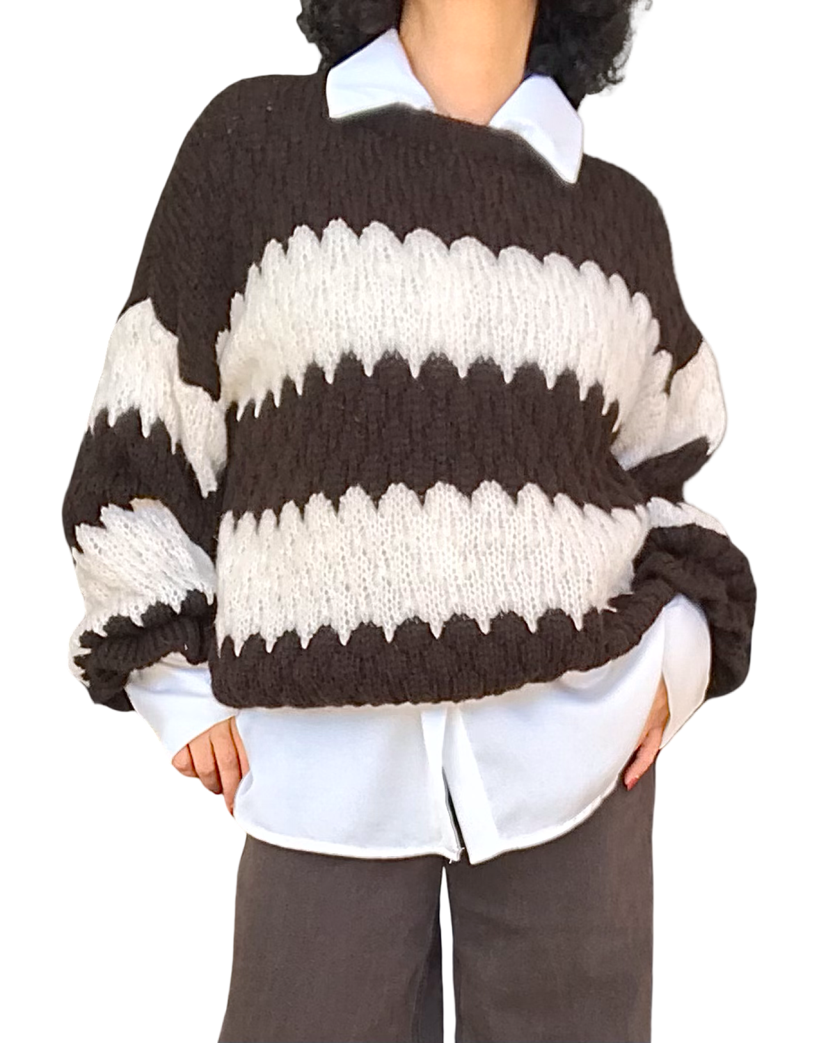 Chandail en tricot brun chocolat et blanc à motif ondulé porté sur une chemise blanche – vue rapprochée