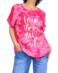 T-shirt fushia ramagé manche courte avec un cordon au bas, écriture argentée
