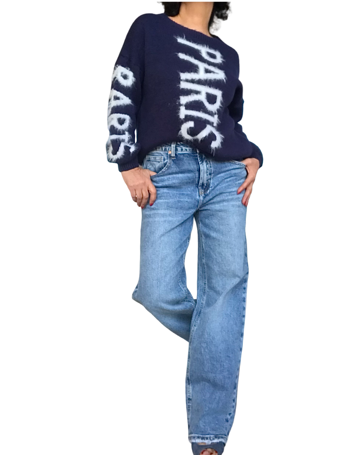 Chandail col rond en tricot marine avec « Paris » écrit en blanc sur le devant et sur les manches