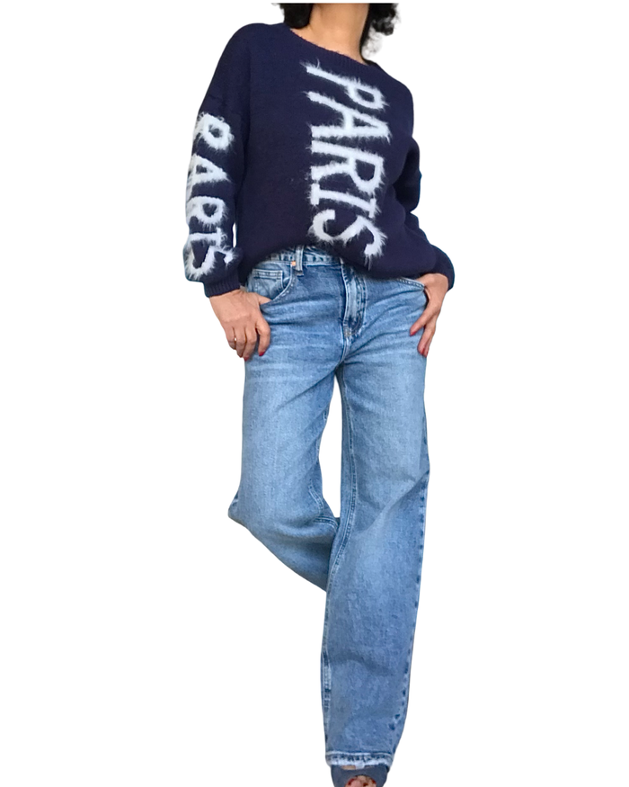 Chandail col rond en tricot marine avec « Paris » écrit en blanc sur le devant et sur les manches