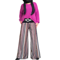 Pantalon palazzo rayé avec bande de taille élastique avec chandail en tricot rose, ceinture noire et foulard noir