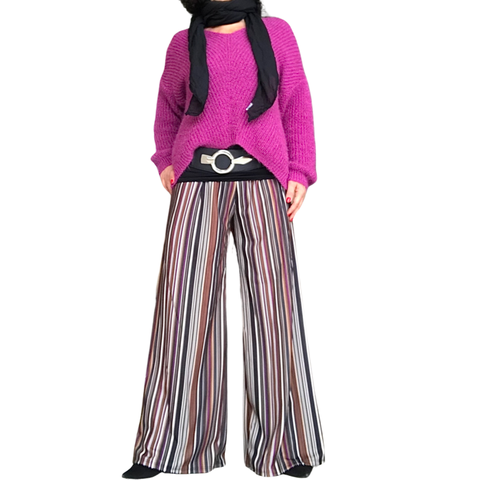 Pantalon palazzo rayé avec bande de taille élastique avec chandail en tricot rose, ceinture noire et foulard noir
