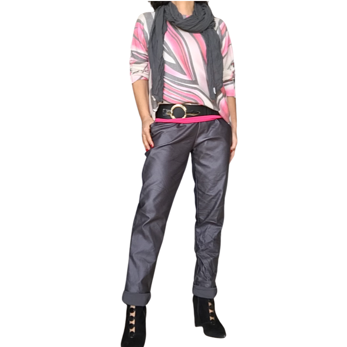 Chandail rose manche longue zébré col rond avec pantalon taille élastique en cuir vegan gris , ceinture élastique noir et foulard gris