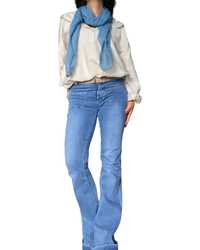 Blouse unie manches 3/4 avec capuchon beige avec jeans et foulard bleu