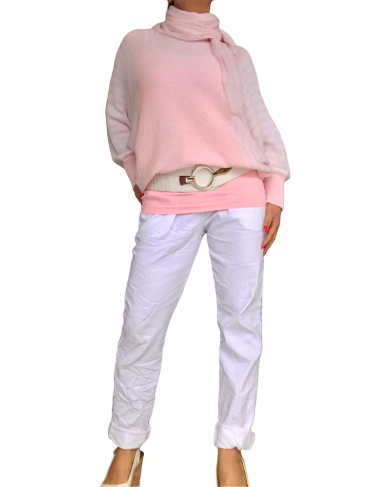 Chandail rose pâle  uni avec rayures verticales blanches sur les manches avec camisole gainante, rose, pantalon, taille, élastique, blanc et ceinture large élastique en similicuir blanche