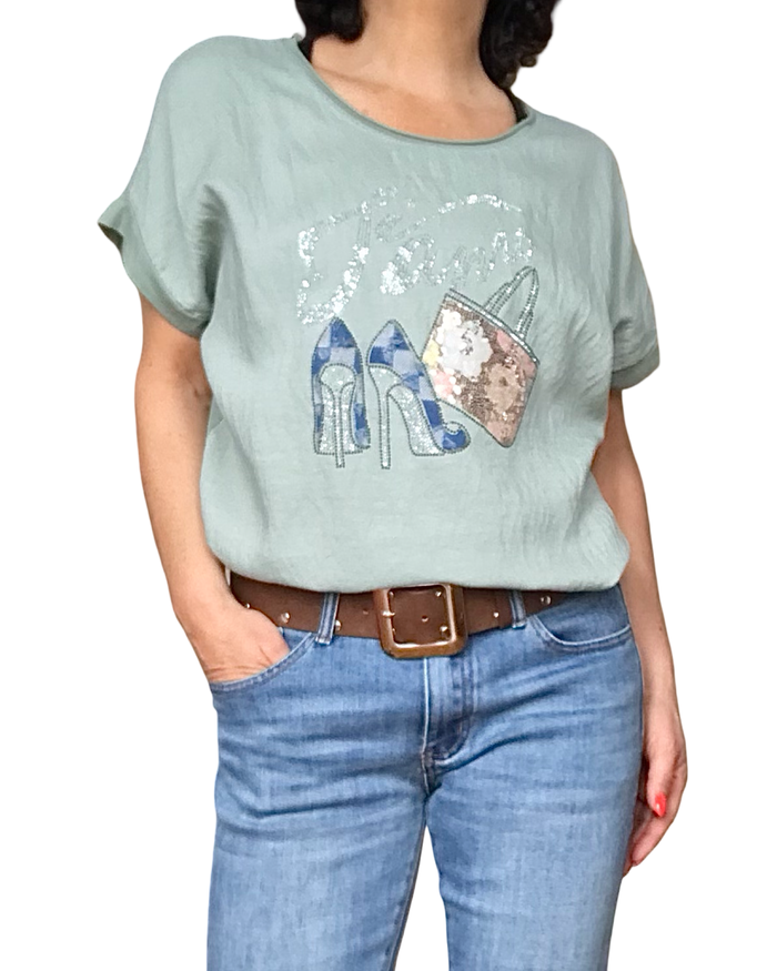 T-shirt kaki « J’aime » en pierres argentées et souliers à talon haut en jeans