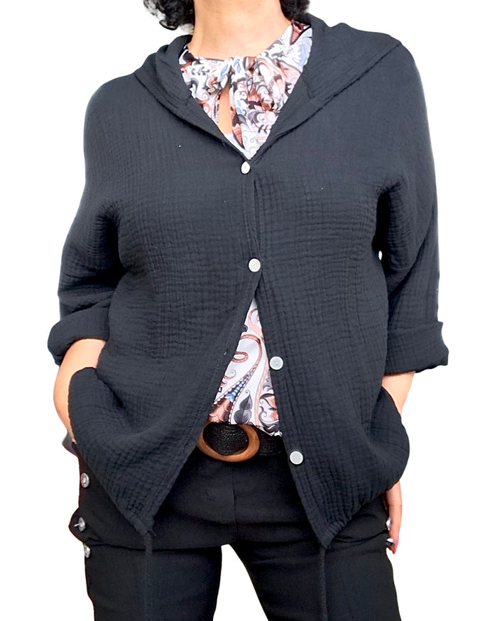 Chemise noire, texturée, manches longues à capuchon