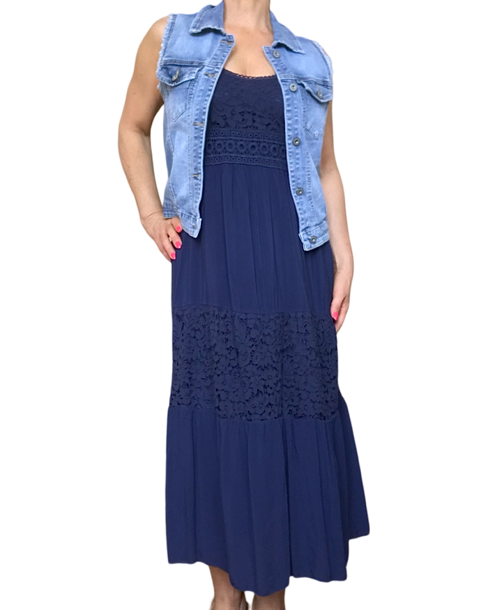 Robe longue marine avec dentelle au niveau du buste, et au milieu de la robe, nid d’abeille au dos, bretelles, spaghettis et veste en jeans sans manches