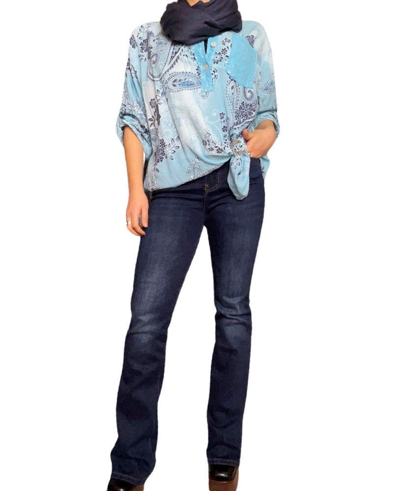 Blouse bleue pour femme avec imprimé à manche 3/4 avec foulard et jeans.